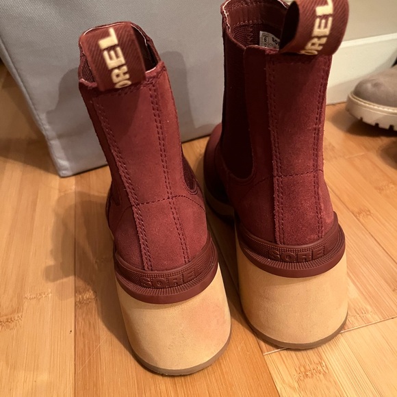 WOMEN'S HI-LINE™ HEEL CHELSEA BOOT - Picture 3 of 5